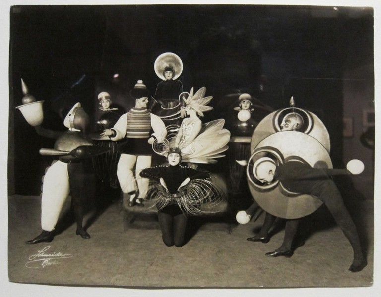 Triadisch ballet in het Bauhaus